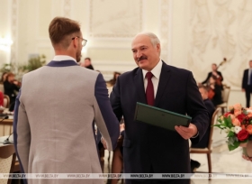 Александр Лукашенко вручил государственные награды спортсменам и тренерам по гребле на байдарках и каноэ